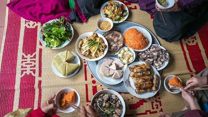 Mâm cơm người Việt ở một số vùng quê vẫn trải chiếu ngồi trước hiên nhà.