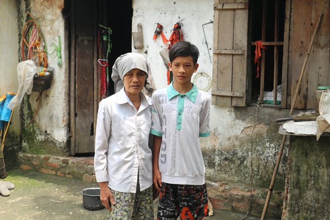 Bà Nguyễn Thị Bảnh và cậu con nuôi Nguyễn Như Huyền năm 2017, trước khi căn nhà được nhà nước tu sửa, chống dột nát. Ảnh: Khát Vọng